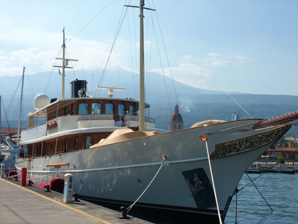 Yacht.thumb.JPG.74471f91c11574eee9736dcafdf953b2.JPG