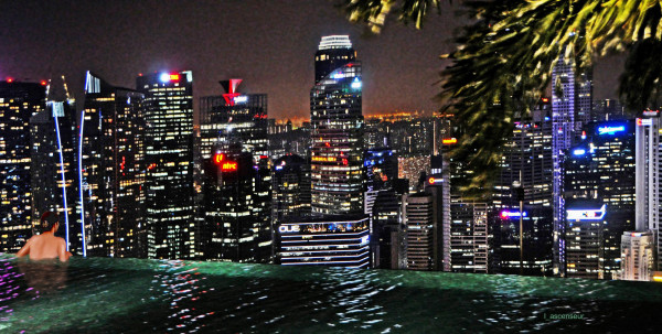 Singapour, bain de minuit NIKON D90, NIKKOR 18-200 VR bruit réduit.jpg